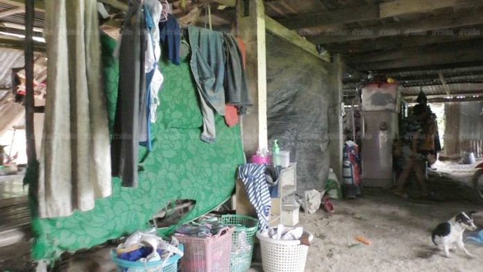 สภาพภายในบ้านที่ต้องแบ่งพื้นที่กันอยู่