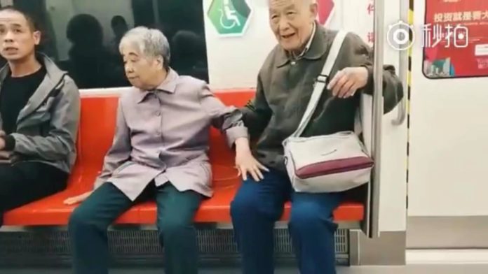 ตายาย คู่รักสูงวัย ขึ้นรถไฟฟ้า