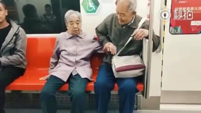 ตายาย คู่รักสูงวัย ขึ้นรถไฟฟ้า