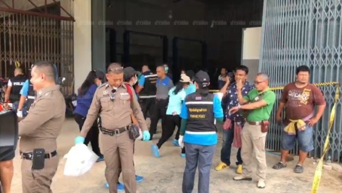 เจ้าหน้าที่ตำรวจตรวจเก็บหลักฐานในที่เกิดเหตุ