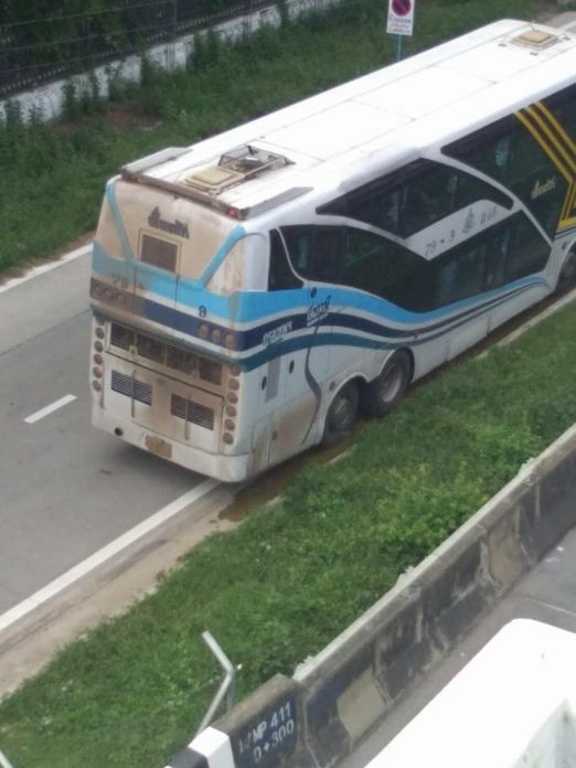 รถทัวร์ปล่อยของเสีย
