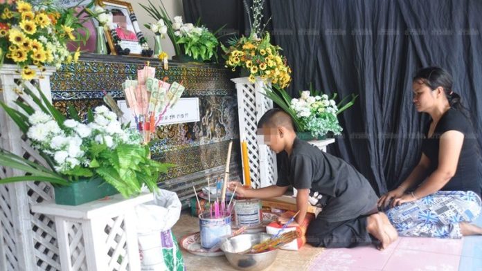 วางยา พี่ชายเคารพศพ ด.ญ.วัย 4 ขวบหลังถูกวางยาจนเสียชีวิต