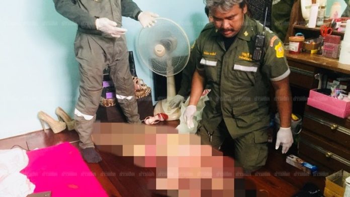 เจ้าหน้าที่ตรวจสอบศพหญิงสาว หลังอดข้าวจนเสียชีวิต