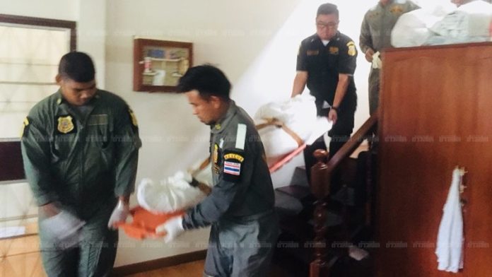 เจ้าหน้าที่กำลังนำศพผู้เสียชีวิตส่งไปชันสูตร