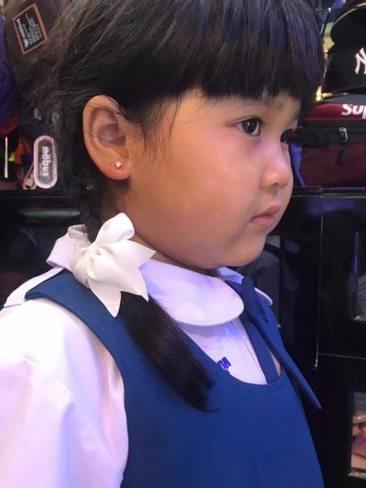 สาวน้อยอยากเจาะหู
