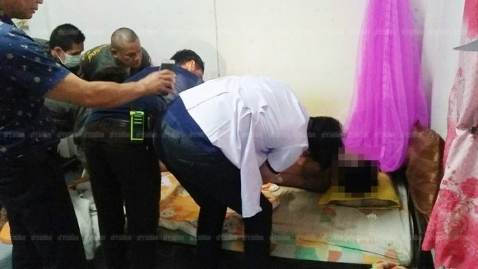 เจ้าหน้าที่กำลังชันสูตรพลิกศพ หนุ่ม ปวส.หลังถูกดักเตะชิงทรัพย์จนเสียชีวิต
