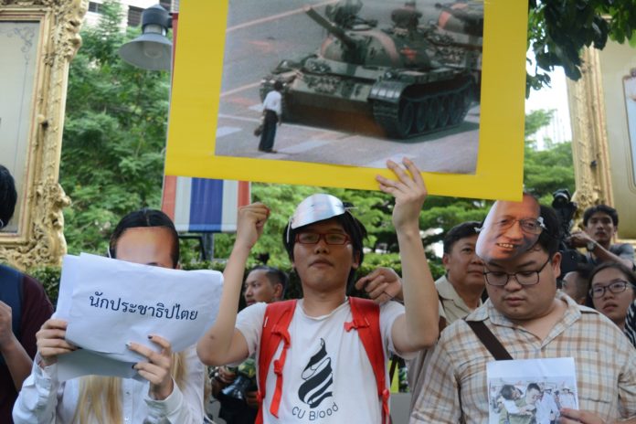 เนติวิทย์ กับเพื่อนิสิต-นักศึกษา