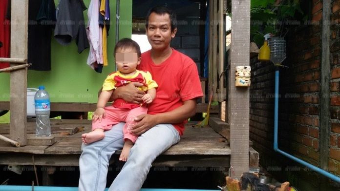 2 พ่อ-ลูกอาศัยอยู่ในบ้านที่ทรุดโทรม