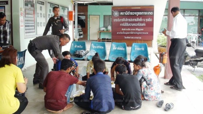 กลุ่มชาวโรฮิงญา กำลังนั่งกินข้าวหลังถูกจับกุม