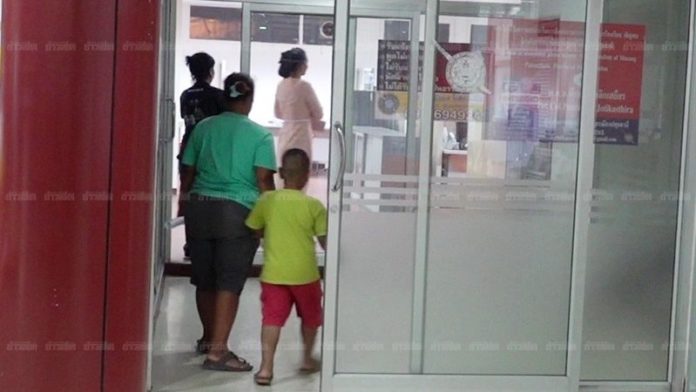 ครูสาวโผล่ไกล่เกลี่ย แม่พาลูกชายวัย 5 ขวบมาแจ้งความที่ สภ.เมืองปทุมธานี