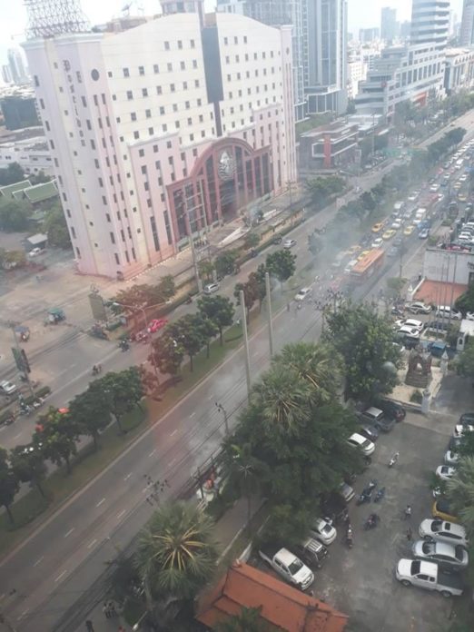 คนขับโดดหนีตาย เก๋งไฟลุกวอด! กลางถนนรัชดาฯ