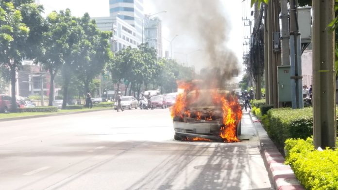 คนขับโดดหนีตาย เก๋งไฟลุกวอด! กลางถนนรัชดาฯ