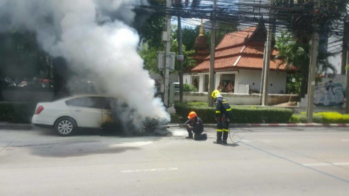 คนขับโดดหนีตาย เก๋งไฟลุกวอด! กลางถนนรัชดาฯ