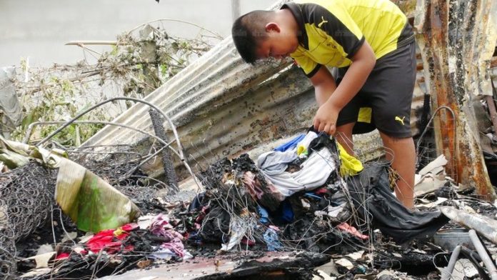 ด.ช.พลพิพัฑน์ กำลังหาเสื้อผ้าที่ถูกไฟไหม้บ้าน