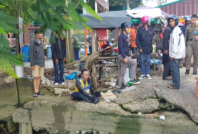 คนขี่รถจยย.รับจ้างว่ายน้ำเข้าฝั่งหนีเอาชีวิตรอด