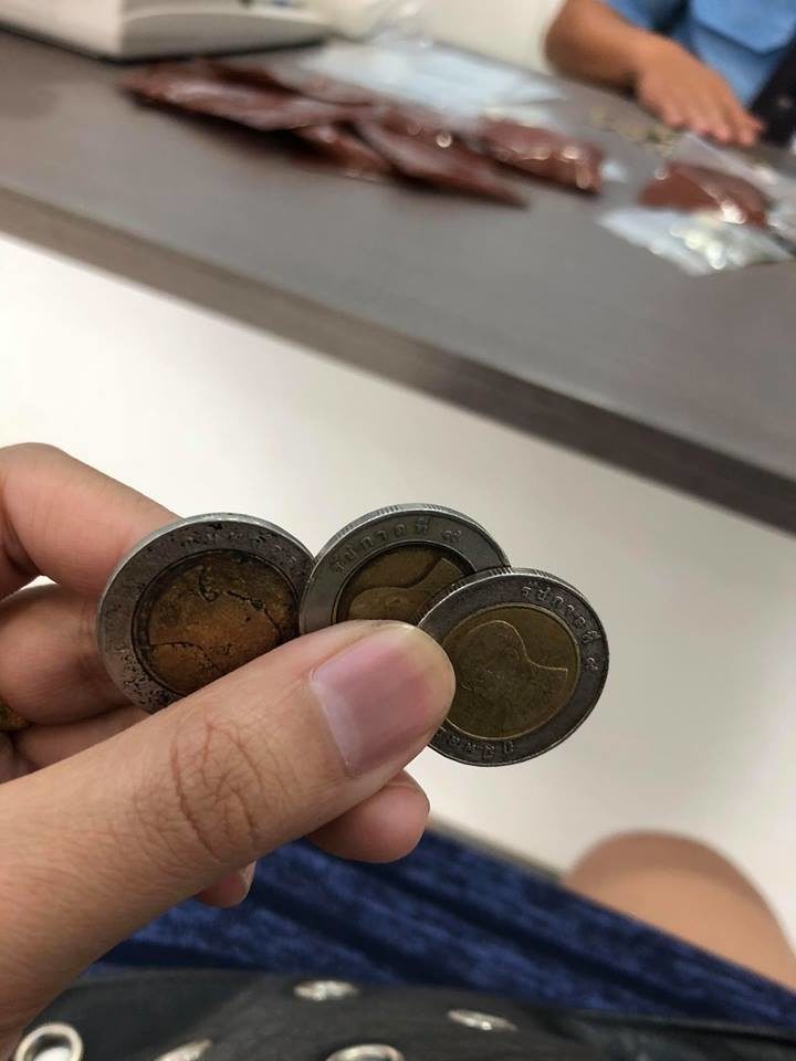 ถึงกับ งง หอบ เหรียญ ไปฝากแบงก์ แต่โดนปฏิเสธไม่มีค่าเพราะสาเหตุแบบนี้!! ถึงกับ งง หอบ เหรียญ ไปฝากแบงก์ แต่โดนปฏิเสธไม่มีค่าเพราะสาเหตุแบบนี้!!