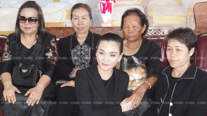 นักร้องสาว‘แคนดี้ รากแก่น’