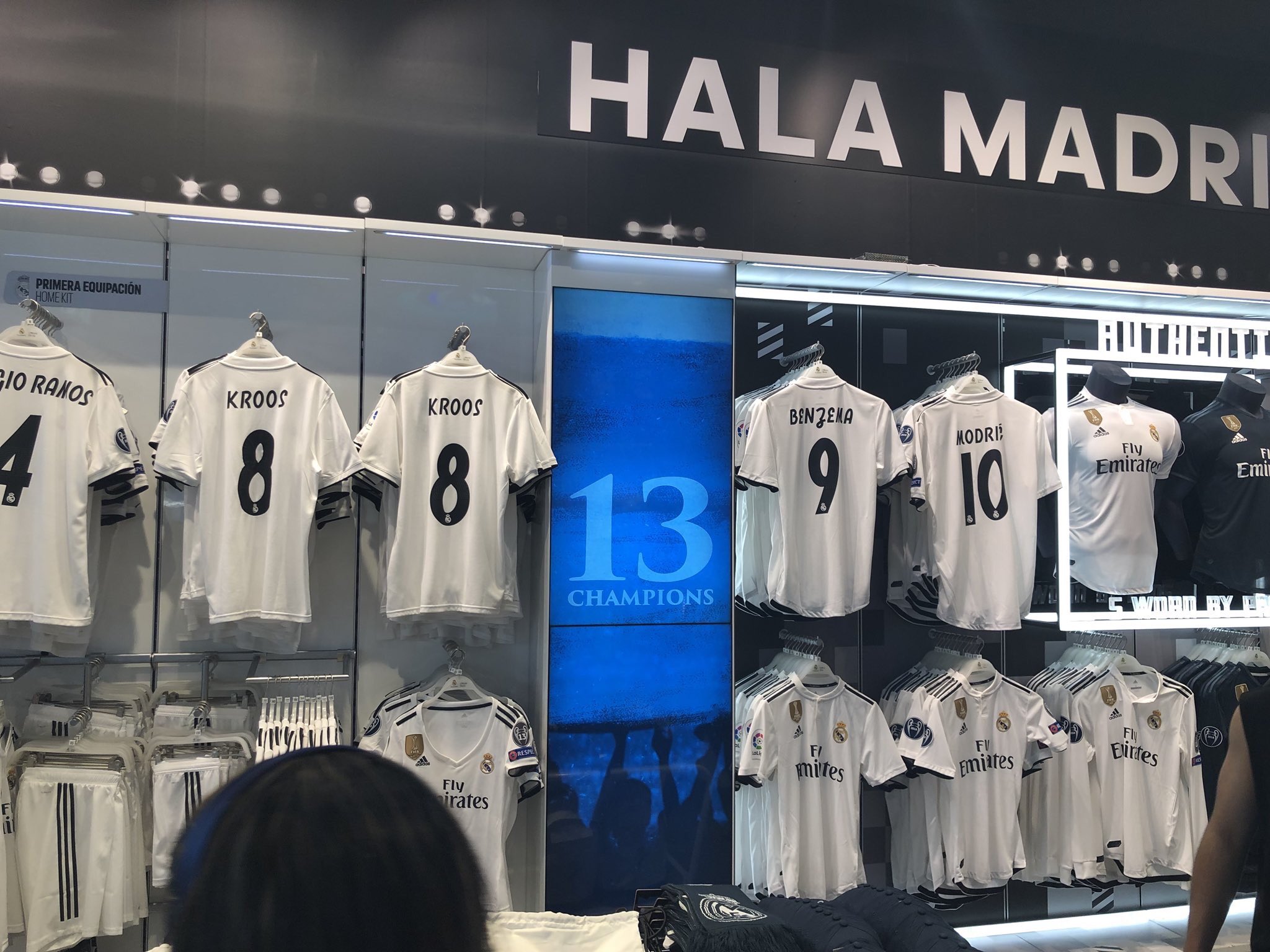 สัญญาณมาครบ มาดริด ถอดเสื้อ โรนัลโด ออกจากร้าน - ยูเวนตุส ...