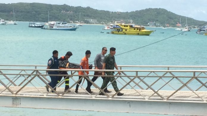 เจ้าหน้าที่นำร่างผู้เสียชีวิตจากเหตุเรือล่มขึ้นฝั่ง