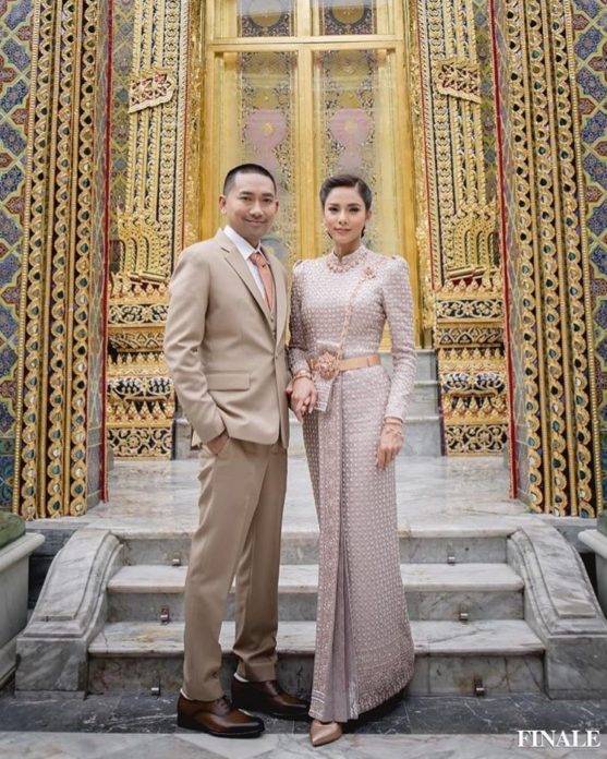 บอล กฤษณะ-อุ้ม ลักขณา ‘บอล’ ควง ‘อุ้ม’ รับพระราชทานน้ำสังข์จากสมเด็จพระสังฆราช