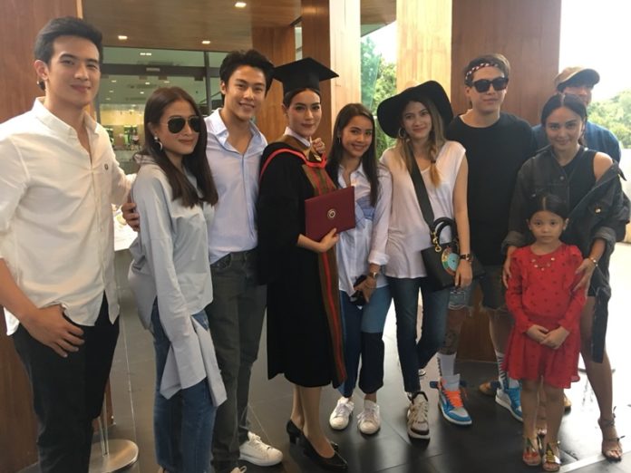 คิมเบอร์ลี่ สุดปลื้ม! เรียนจบป.ตรีสมใจ ยกใบปริญญาให้คุณพ่อที่ล่วงลับ