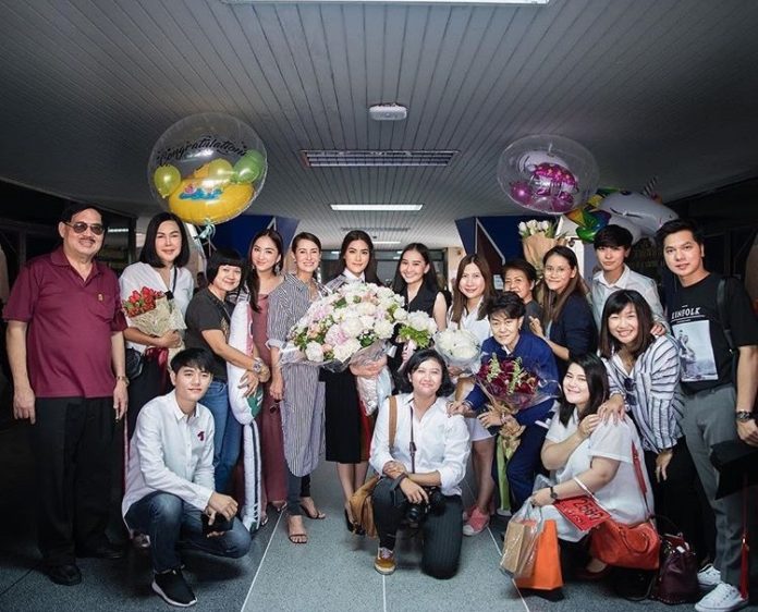 แฟนคลับ “คิมเบอร์ลี่” ควักแบงค์ดอลลาร์ ให้รางวัลเรียนจบ