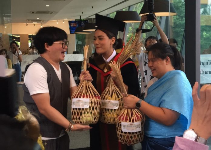  คิมเบอร์ลี่ สุดปลื้ม! เรียนจบป.ตรีสมใจ ยกใบปริญญาให้คุณพ่อที่ล่วงลับ 