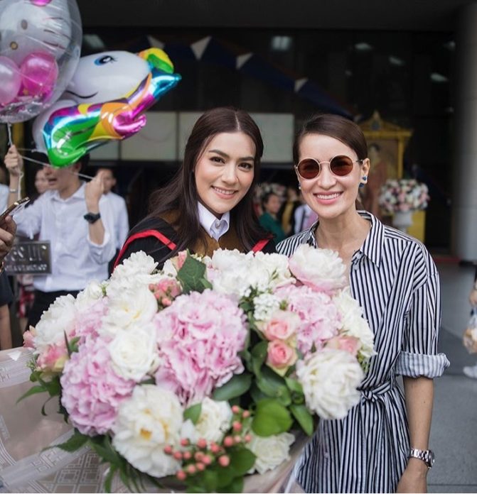 แฟนคลับ “คิมเบอร์ลี่” ควักแบงค์ดอลลาร์ ให้รางวัลเรียนจบ