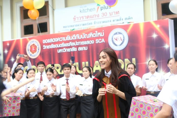 แฟนคลับ “คิมเบอร์ลี่” ควักแบงค์ดอลลาร์ ให้รางวัลเรียนจบ