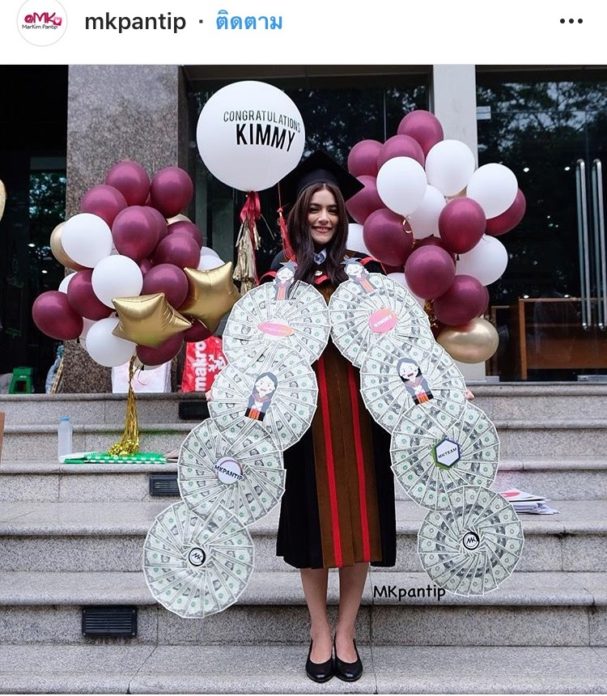 แฟนคลับ “คิมเบอร์ลี่” ควักแบงค์ดอลลาร์ ให้รางวัลเรียนจบ