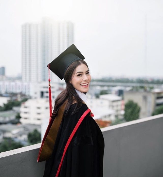 แฟนคลับ “คิมเบอร์ลี่” ควักแบงค์ดอลลาร์ ให้รางวัลเรียนจบ