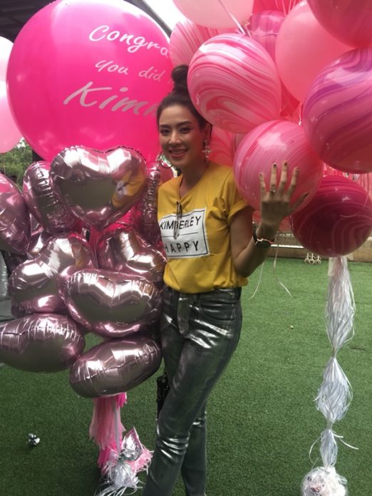  คิมเบอร์ลี่ สุดปลื้ม! เรียนจบป.ตรีสมใจ ยกใบปริญญาให้คุณพ่อที่ล่วงลับ 
