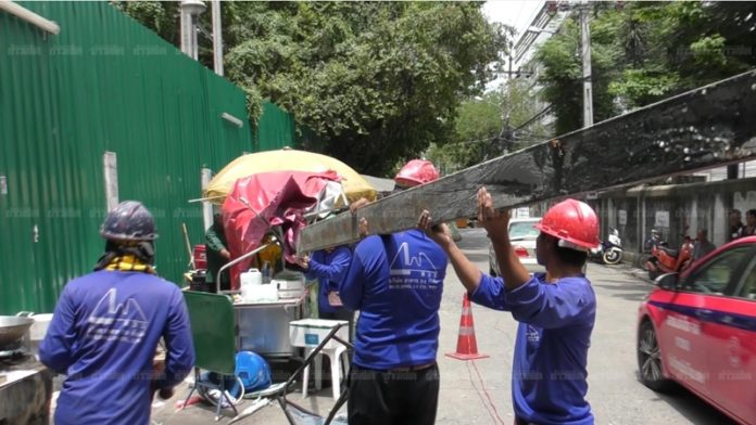 คนงานก่อสร้าง รีบเคลื่อนย้ายคานเหล็กออกจากจุดเกิดเหตุ