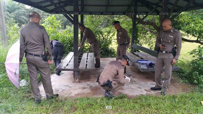 ตำรวจเก็บหลักฐานในศาลา หลังพบร่องรอยคนร้ายฆ่าเซียนไข่