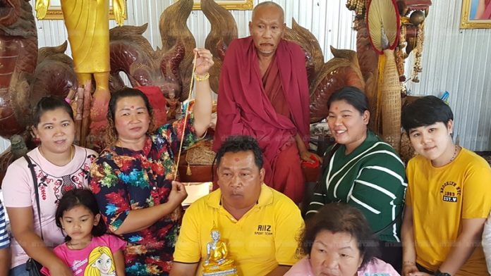 ครอบครัวชาวระยอง นำสร้อยทอง 1 บาทมามอบให้ตาทอง งิ้วลาย หลังให้โชคเด็ด