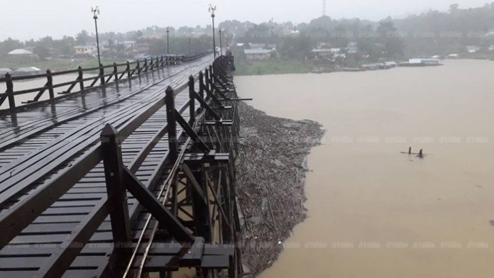 เศษไม้ที่ถูกพัดมาติดสะพานมอญ จนท.สั่งเฝ้าระวัง