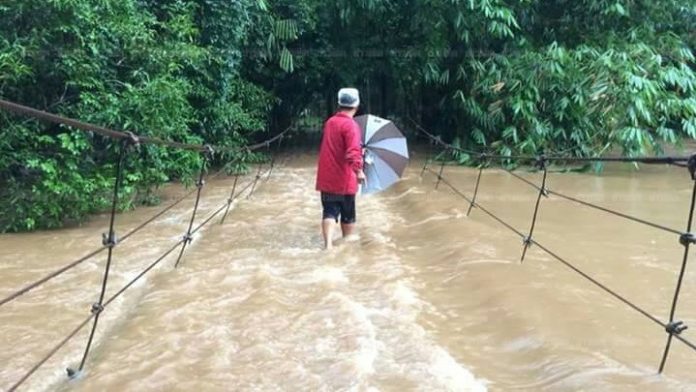 น้ำท่วมสะพานที่ชาวบ้านใช้สัญจรไปมา