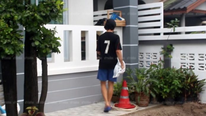 หนุ่มต้นเหตุเดินไปเก็บอุจจาระของตัวเองที่บ้านเพื่อนบ้าน