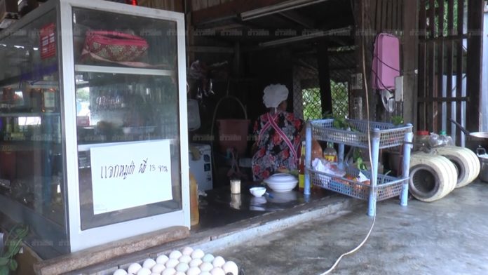 แจกฟรี แม่ค้าติดผ้ายหน้าร้าน แจกฟรีผัดเผ็ดหมูป่า หลัง 13 คนออกจากถ้ำหลวงอย่างปลอดภัย
