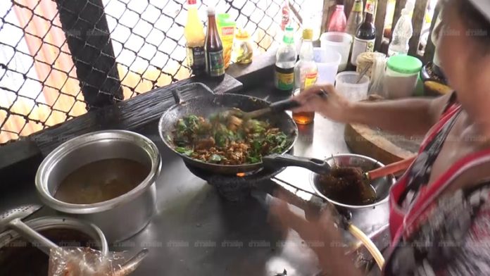 แจกฟรี แม่ค้ากำลังปรุงเมนูผัดเผ็ดหมูป่าแจกลูกค้าฟรีๆ