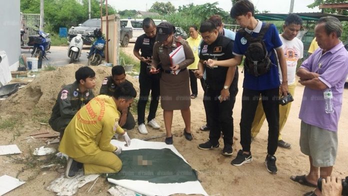 เจ้าหน้าที่ตรวจสอบศพทารกหลังถูกนำขึ้นมาจากท่อน้ำ