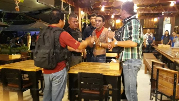 ตำรวจจับกุมตัวนายเอกพจน์ ภายในร้านอาหารที่เกิดเหตุ