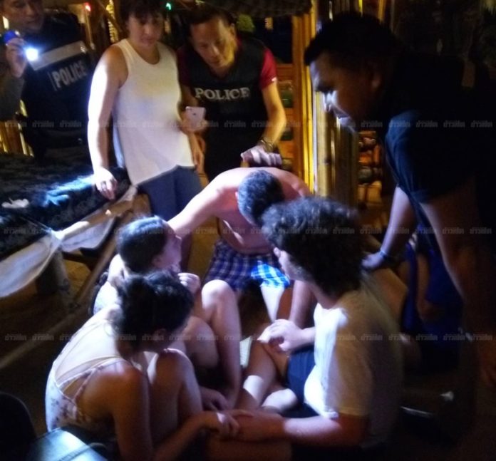 กลุ่มตัวประกัน 6 คน ที่ถูกหนุ่มคลั่งจับขังไว้ในร้านอาหาร