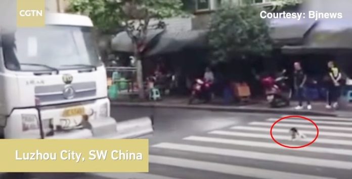 หนุ่มขับรถฉีดถนนน้ำใจงาม