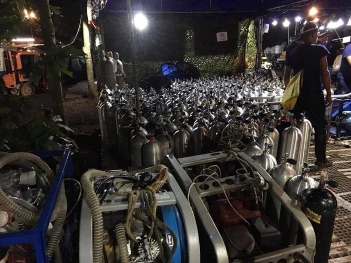 ขวดอากาศที่เตรียมไว้ใช้ในถ้ำหลวง