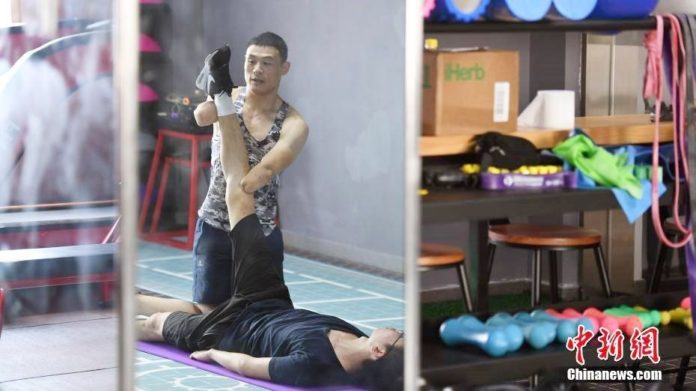 หนุ่มไร้แขนอดีตนักกีฬาเหรียญทองสุดแกร่ง!