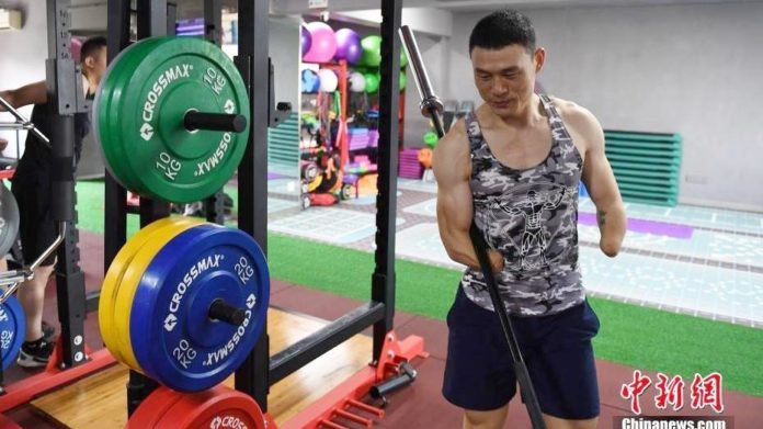 หนุ่มไร้แขนอดีตนักกีฬาเหรียญทองสุดแกร่ง!