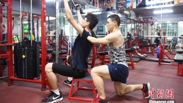 หนุ่มไร้แขนอดีตนักกีฬาเหรียญทองสุดแกร่ง!