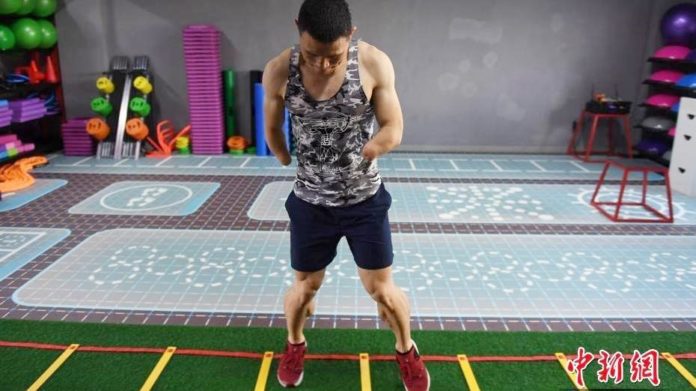 หนุ่มไร้แขนอดีตนักกีฬาเหรียญทองสุดแกร่ง!