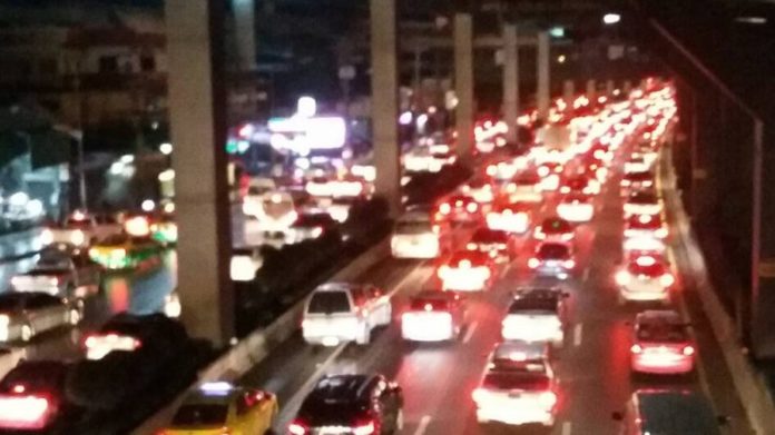 วิภาวดีรถติดหนักมาก! 